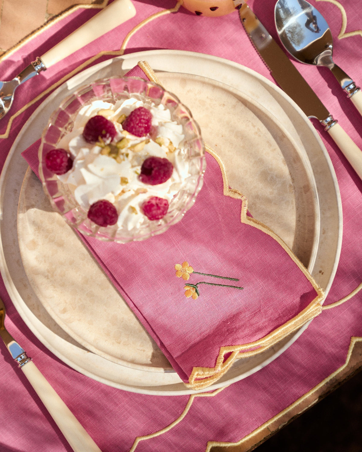 Napkin Gardénia, Pink with Yellow, Embroidered Flower