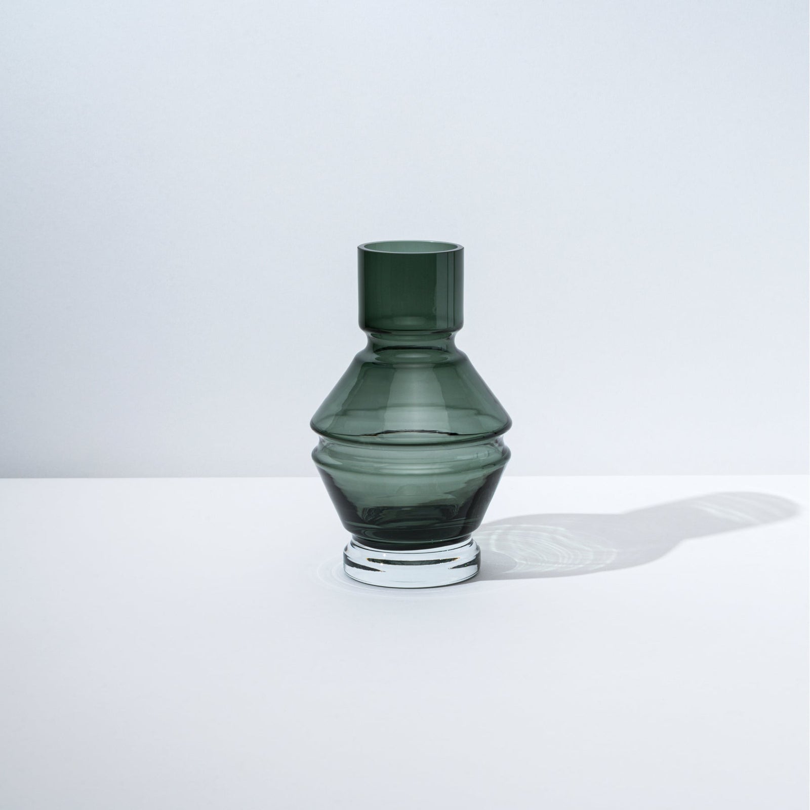 raawii Nicholai Wiig-Hansen - Relæ - glass vase - small Vase smokey gray