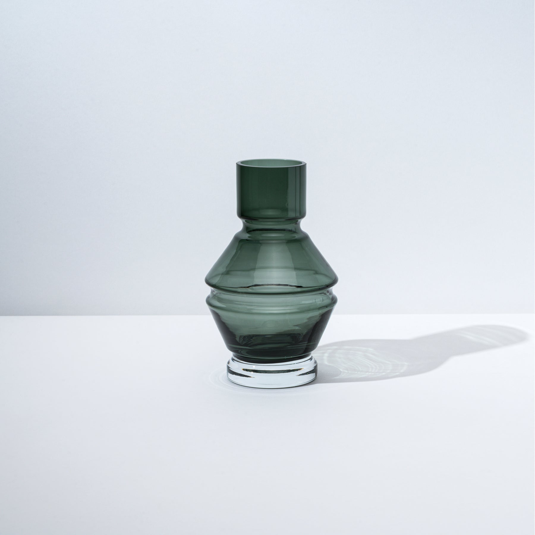 raawii Nicholai Wiig-Hansen - Relæ - glass vase - small Vase smokey gray