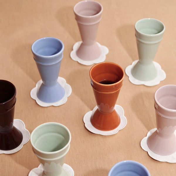 Les mazagrans nude, caramel, chocolat / marron, bleu et vert sur la table de la cuisine.