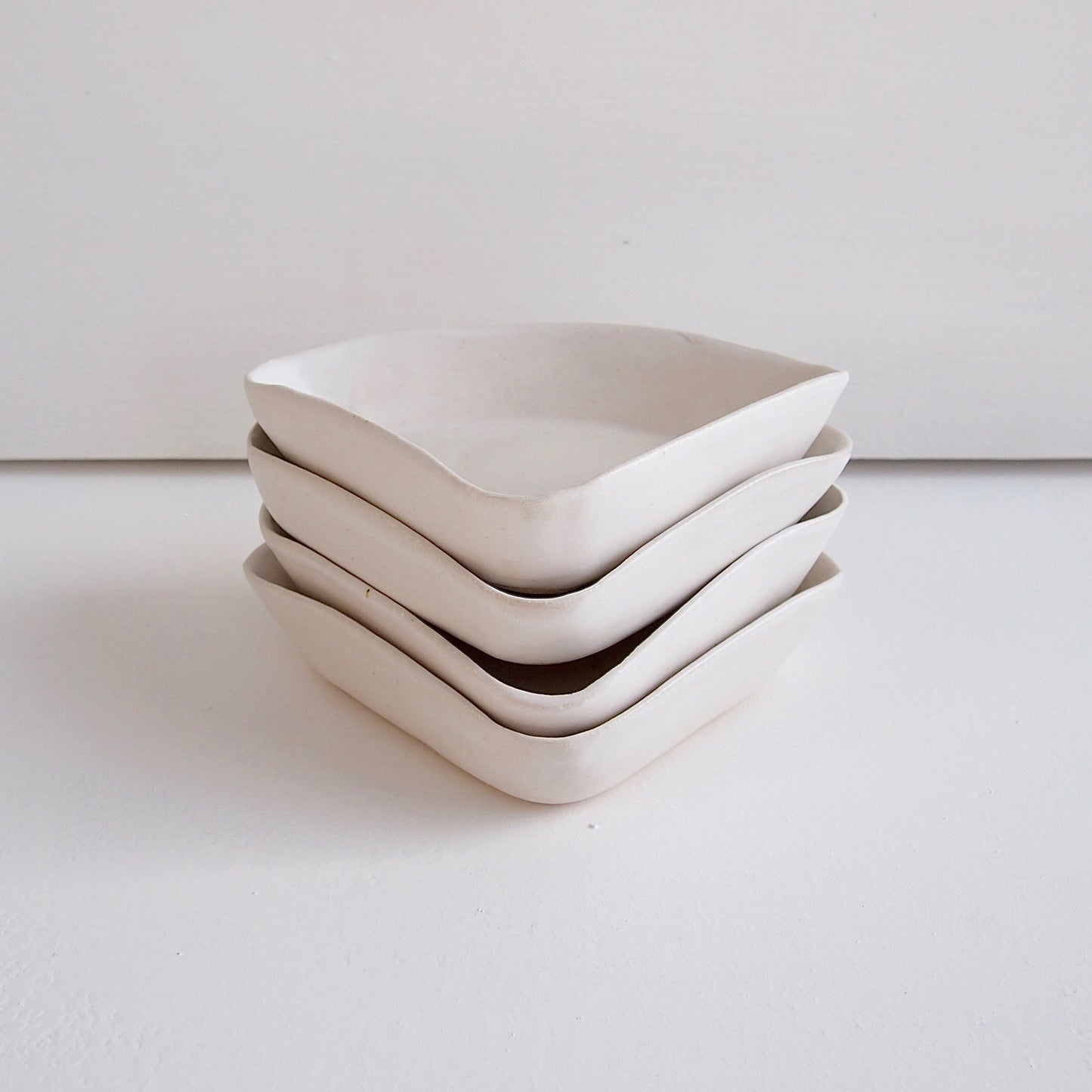 Satin White Pottery Triangle Cake Dish