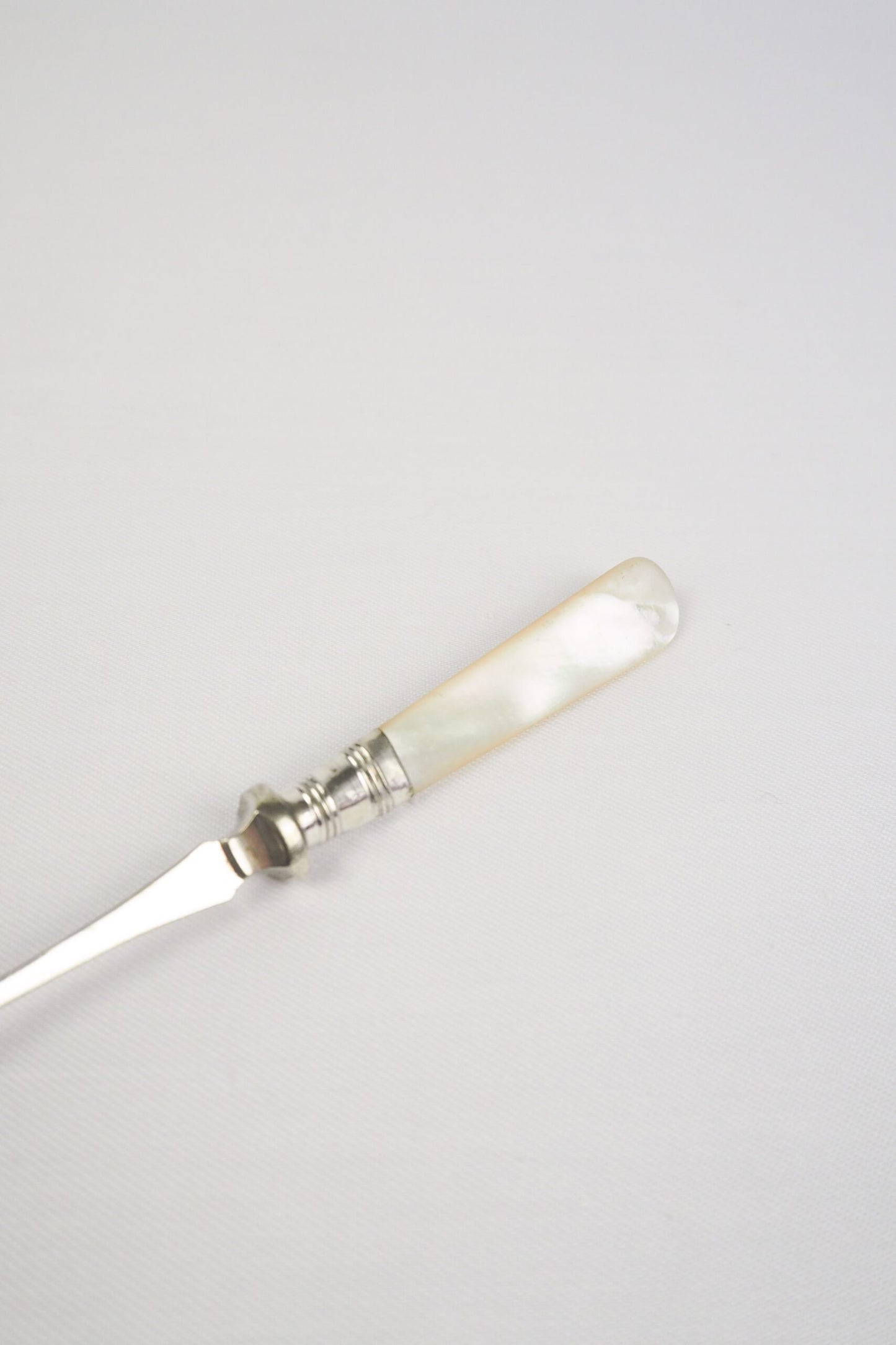 This Antique Pickle Fork is the perfect piece for your kitchen. With a beautiful Mother of Pearl handle and a Silver Plated neck and barbed prongs. Wildmore