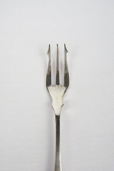 This Antique Pickle Fork is the perfect piece for your kitchen. With a beautiful Mother of Pearl handle and a Silver Plated neck and barbed prongs. Wildmore