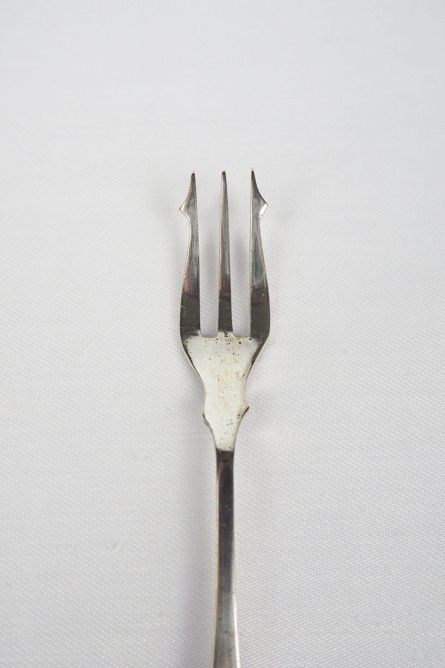 This Antique Pickle Fork is the perfect piece for your kitchen. With a beautiful Mother of Pearl handle and a Silver Plated neck and barbed prongs. Wildmore