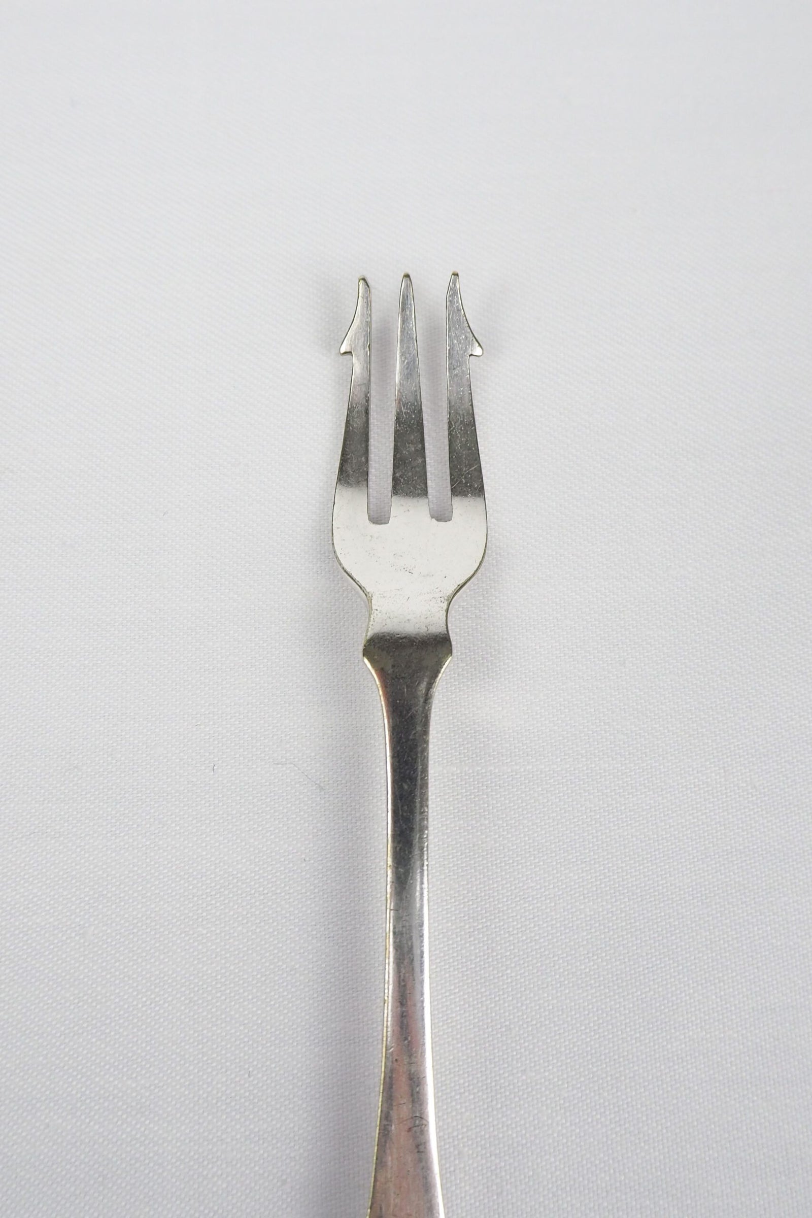 This Antique Pickle Fork is the perfect piece for your kitchen. With a beautiful Mother of Pearl handle and a Silver Plated neck and barbed prongs. Wildmore