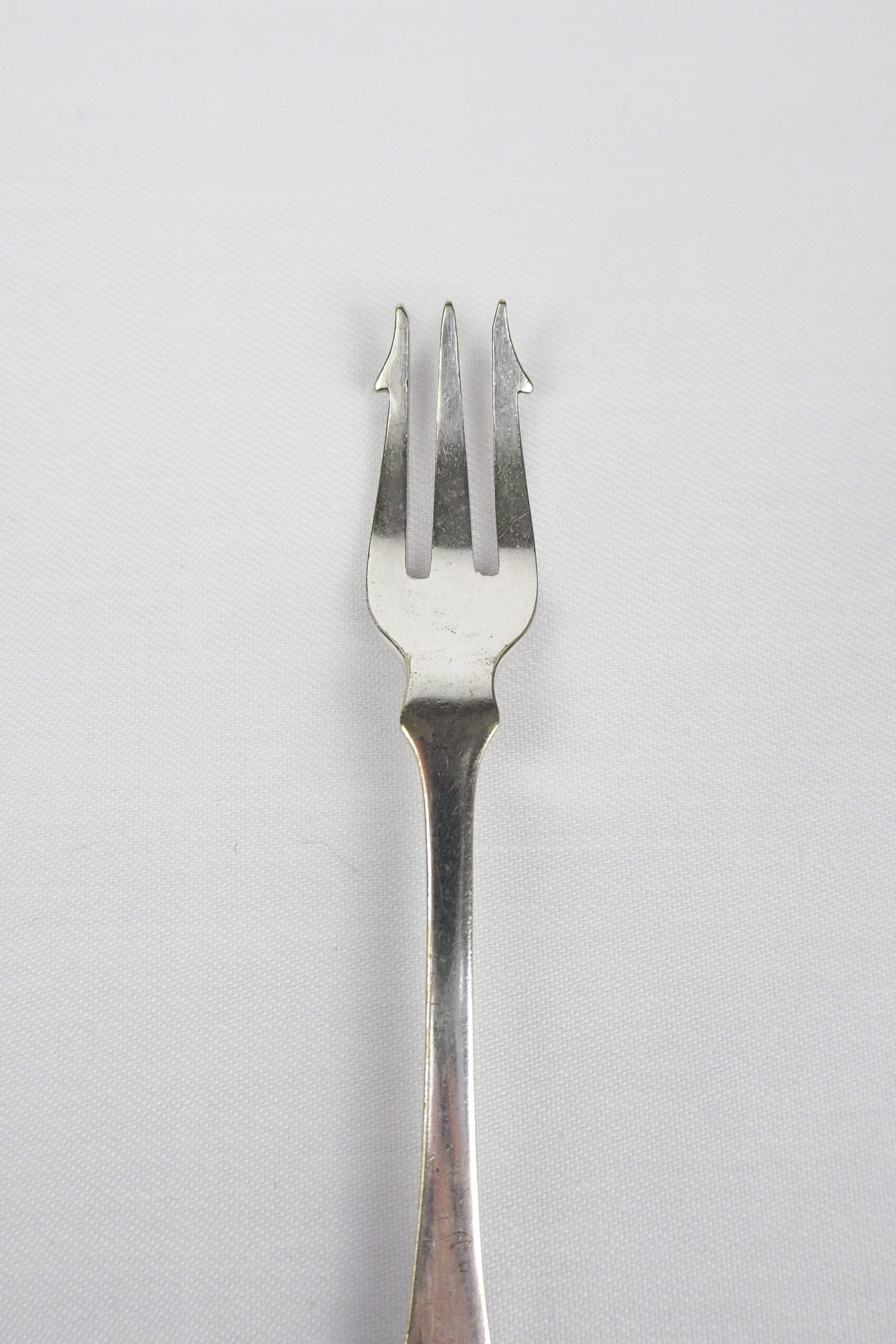 This Antique Pickle Fork is the perfect piece for your kitchen. With a beautiful Mother of Pearl handle and a Silver Plated neck and barbed prongs. Wildmore