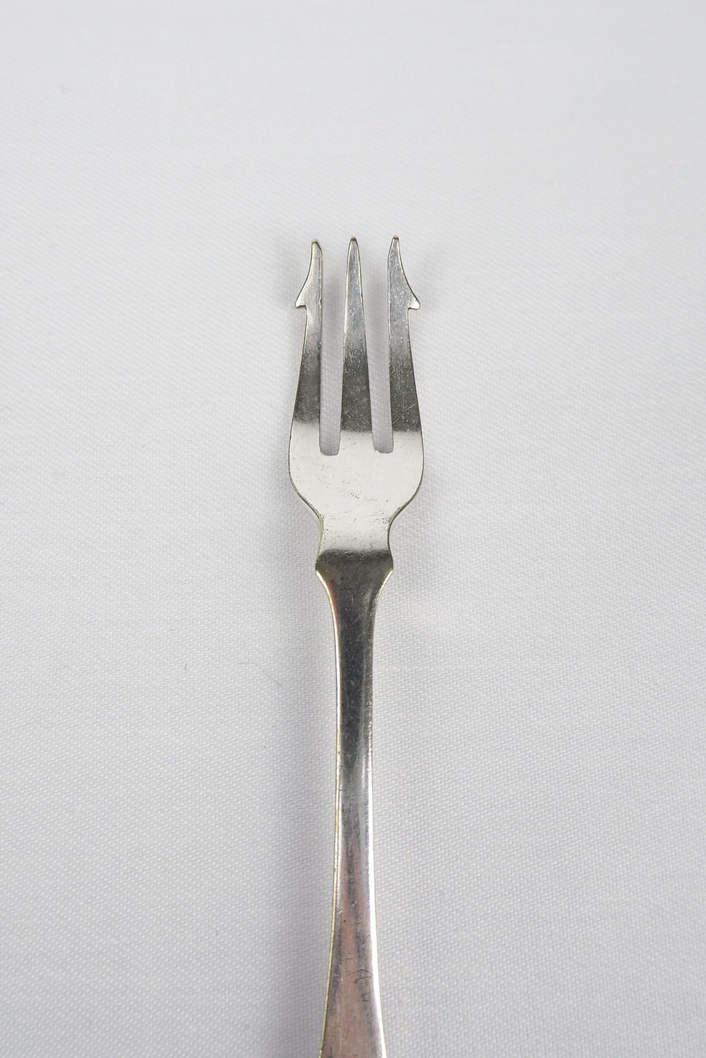 This Antique Pickle Fork is the perfect piece for your kitchen. With a beautiful Mother of Pearl handle and a Silver Plated neck and barbed prongs. Wildmore