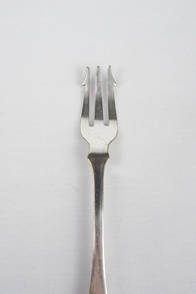 This Antique Pickle Fork is the perfect piece for your kitchen. With a beautiful Mother of Pearl handle and a Silver Plated neck and barbed prongs. Wildmore