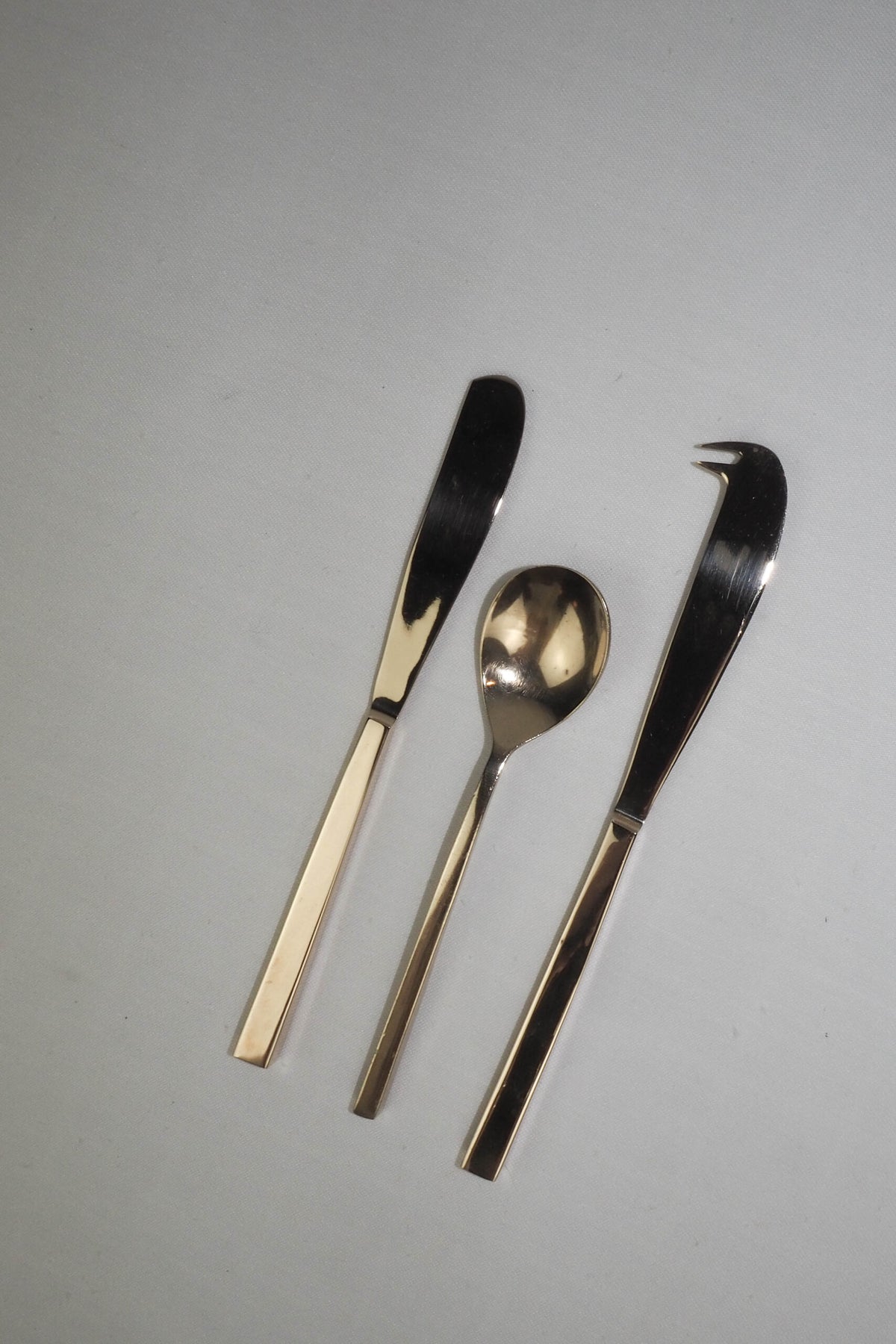 This mid century Scandinavian Brass Service Set for Cheese is in beautiful condition. With a stunning mid century style, boxy square handles and polished gold colour. 