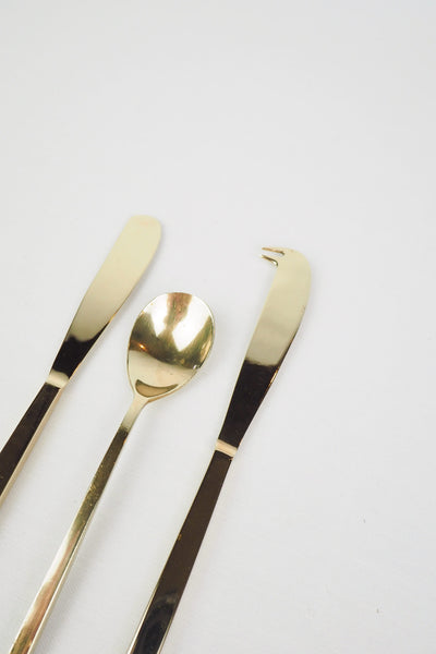 This mid century Scandinavian Brass Service Set for Cheese is in beautiful condition. With a stunning mid century style, boxy square handles and polished gold colour. 