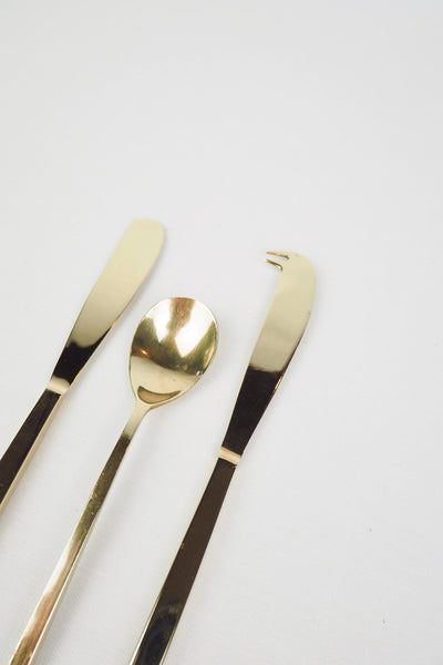 This mid century Scandinavian Brass Service Set for Cheese is in beautiful condition. With a stunning mid century style, boxy square handles and polished gold colour. 