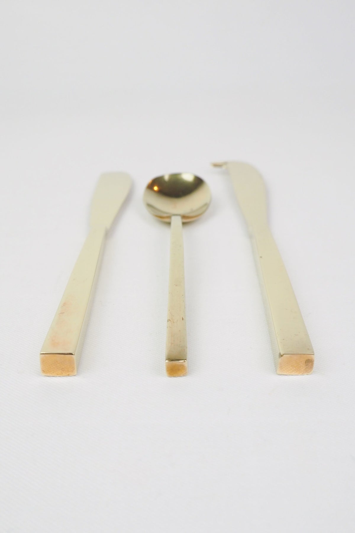 This mid century Scandinavian Brass Service Set for Cheese is in beautiful condition. With a stunning mid century style, boxy square handles and polished gold colour. 