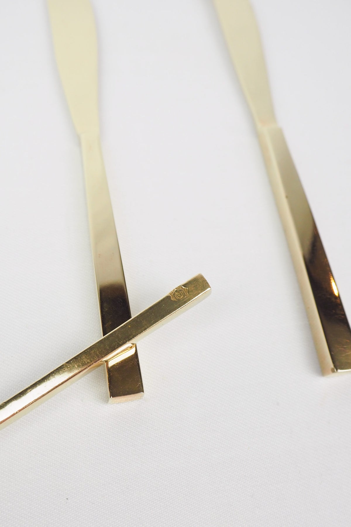 This mid century Scandinavian Brass Service Set for Cheese is in beautiful condition. With a stunning mid century style, boxy square handles and polished gold colour. 
