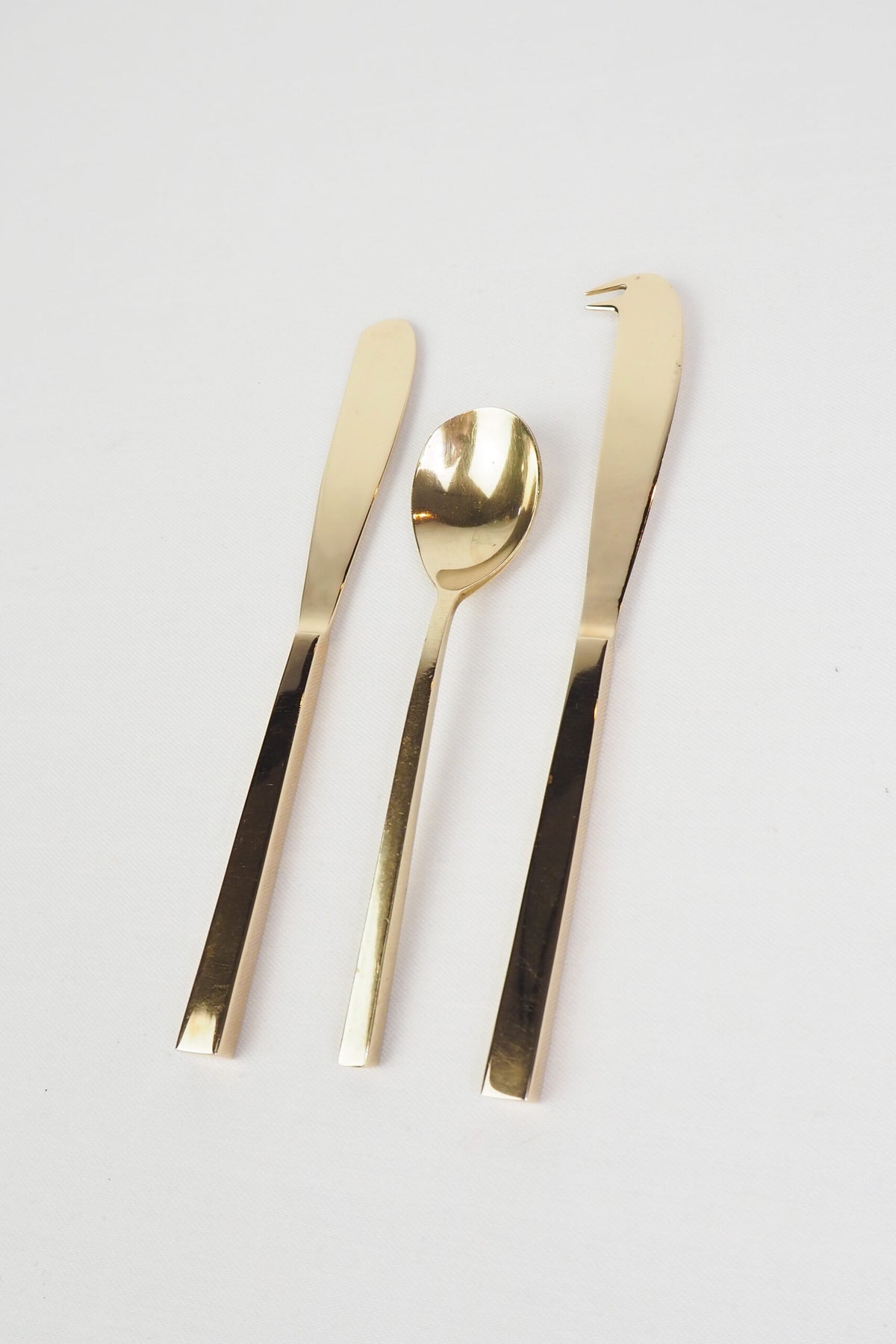 This mid century Scandinavian Brass Service Set for Cheese is in beautiful condition. With a stunning mid century style, boxy square handles and polished gold colour. 