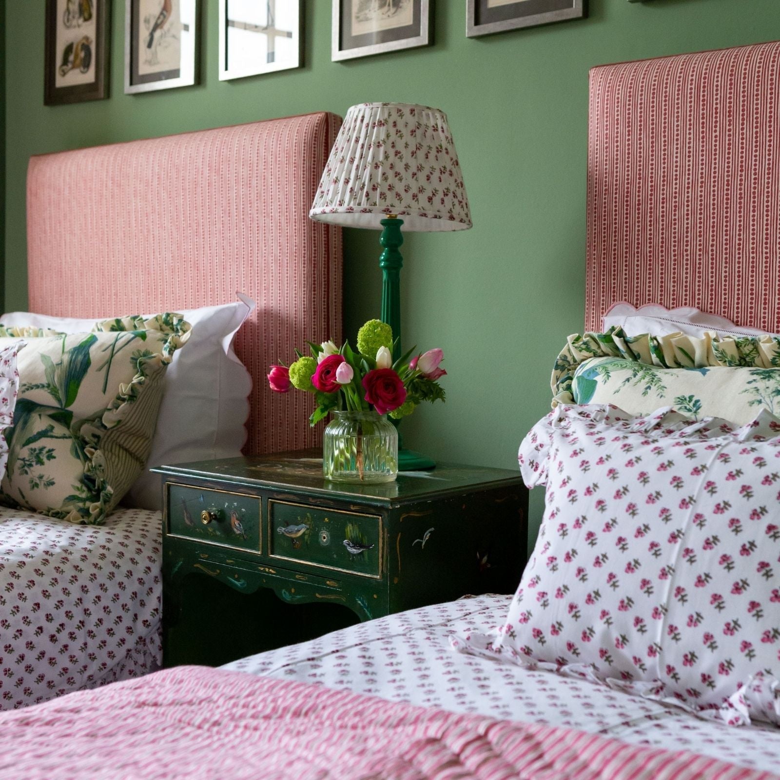 Pretty floral cotton duvet cover with ruffle, frilly border.