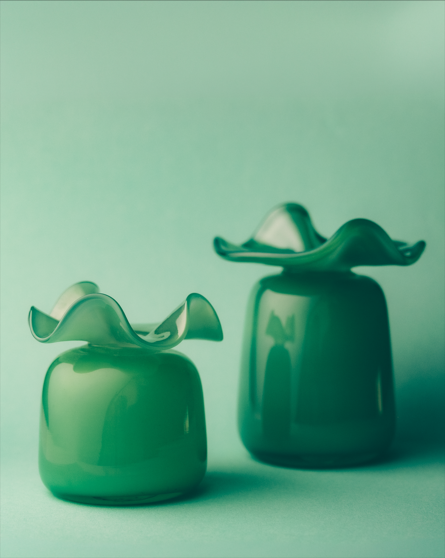 Marla Primrose Medium Handmade Glass Ruffle Bud Vase – Teal – detail close-up