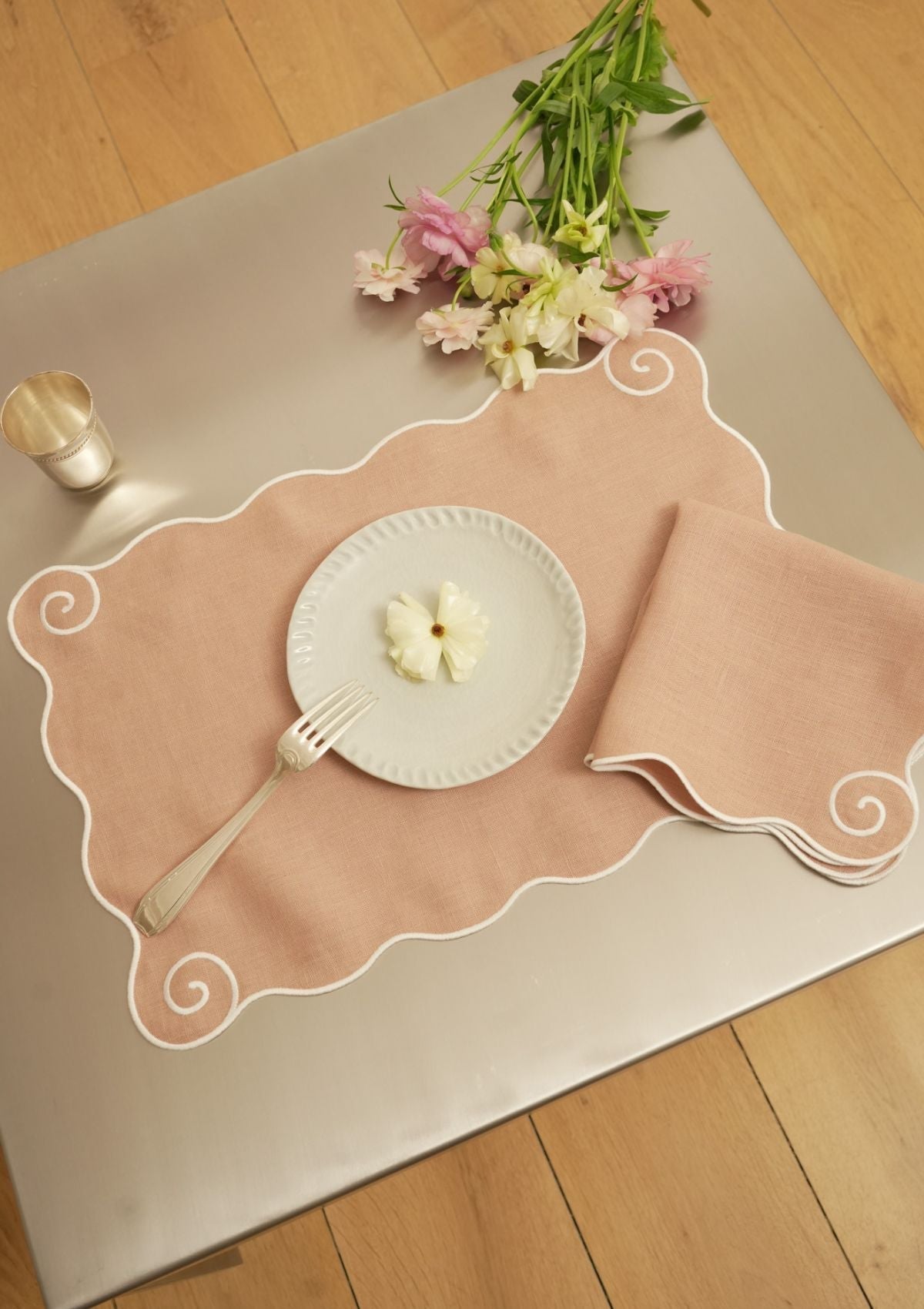 Volute Linen Placemat in Powder Pink & White