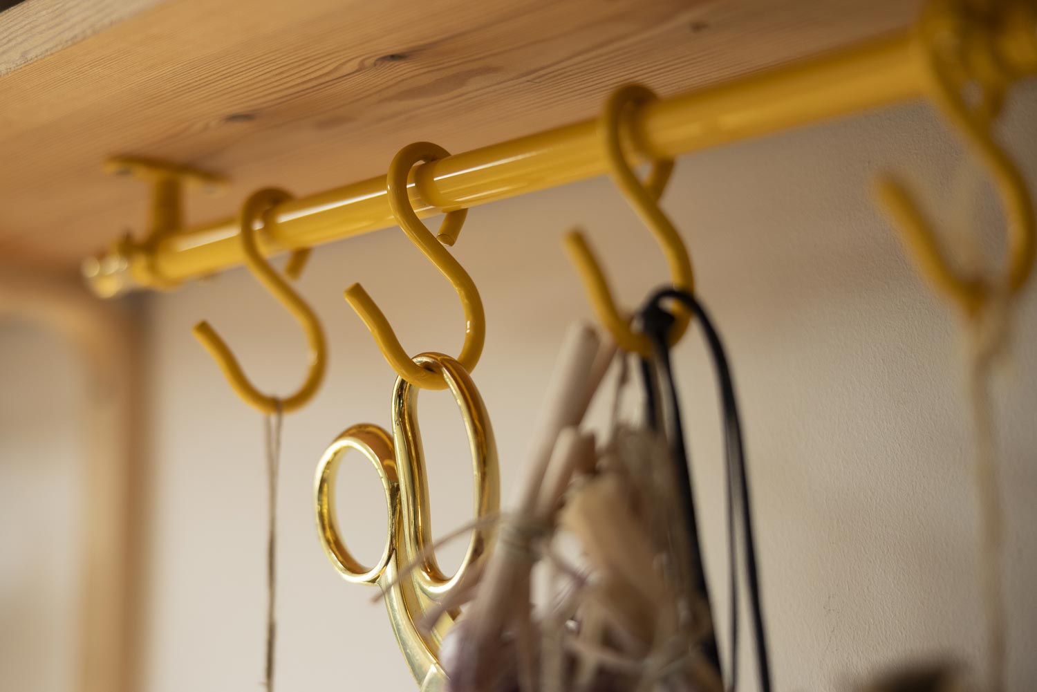 The 40cm Signal Yellow Hanging Rail