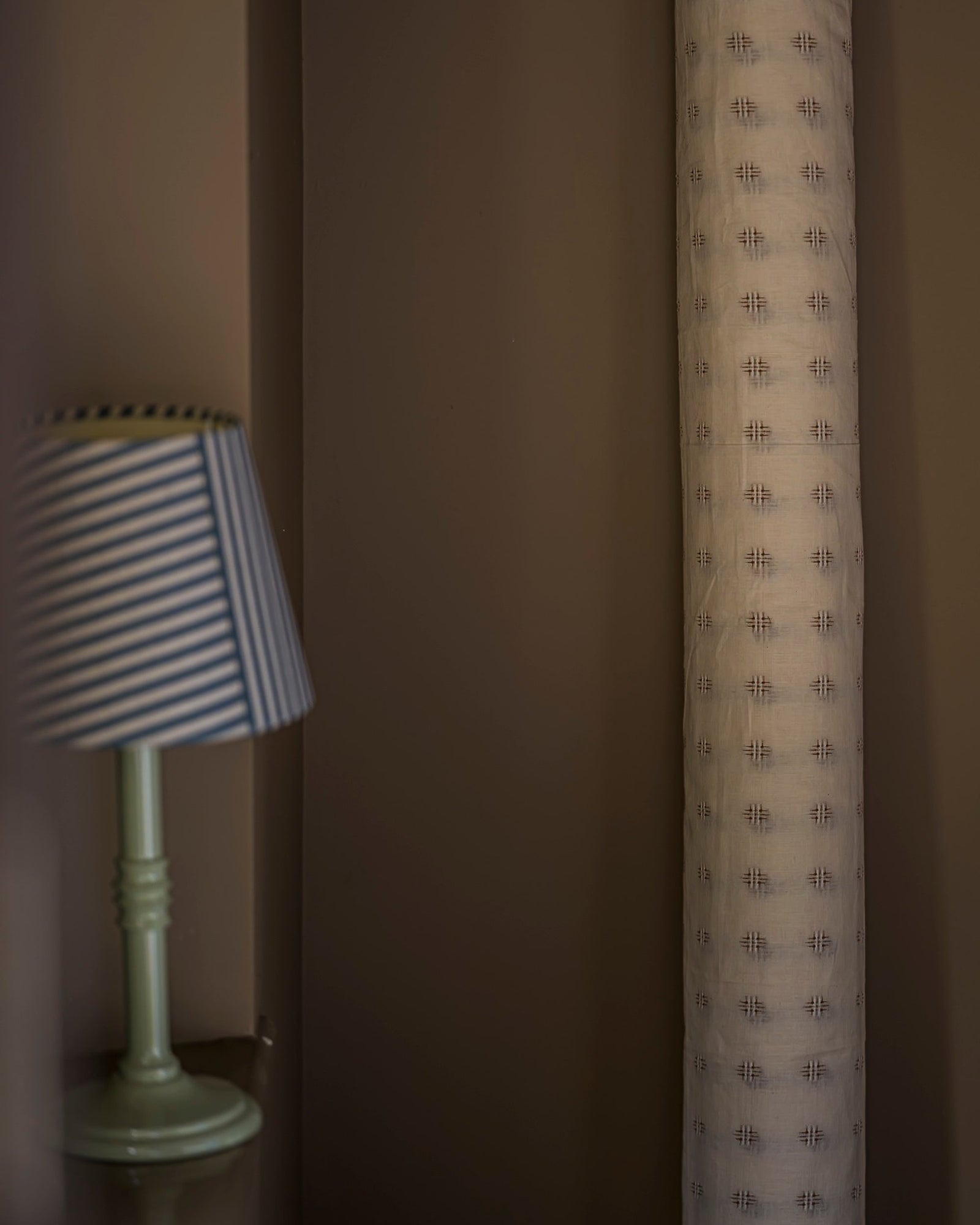 The Small Lacquered Lampstand in Hellebore