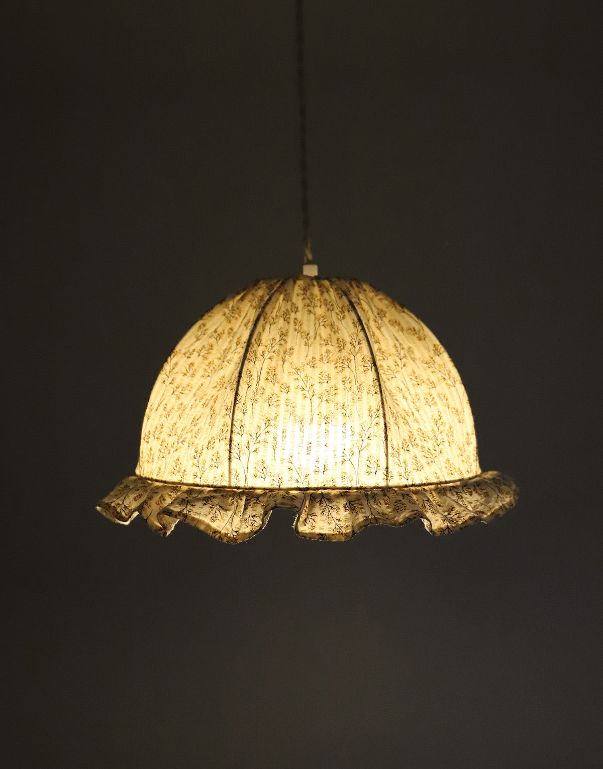 Suspension dôme arrondi imprimée "brindilles" éclairée, volants froncé en bas, lampe suspendue au plafond.