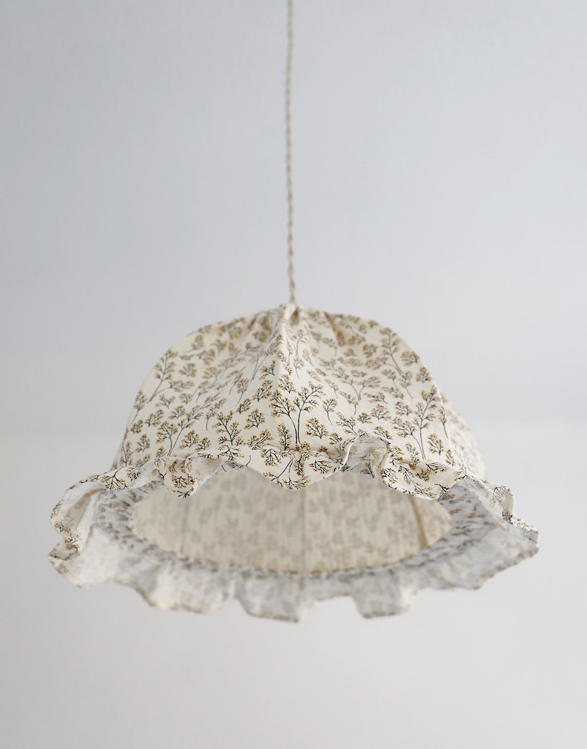 Suspension dôme ronde imprimée avec motifs fleuris bruns sur fond crème, cable textile lin et coton.