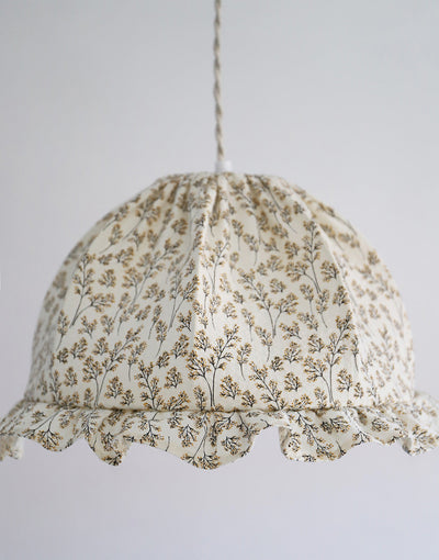 Suspension dôme arrondi en tissu crème ornée d’un motif végétal branching marron clair, avec volants décoratifs et cordelette pour fixation.