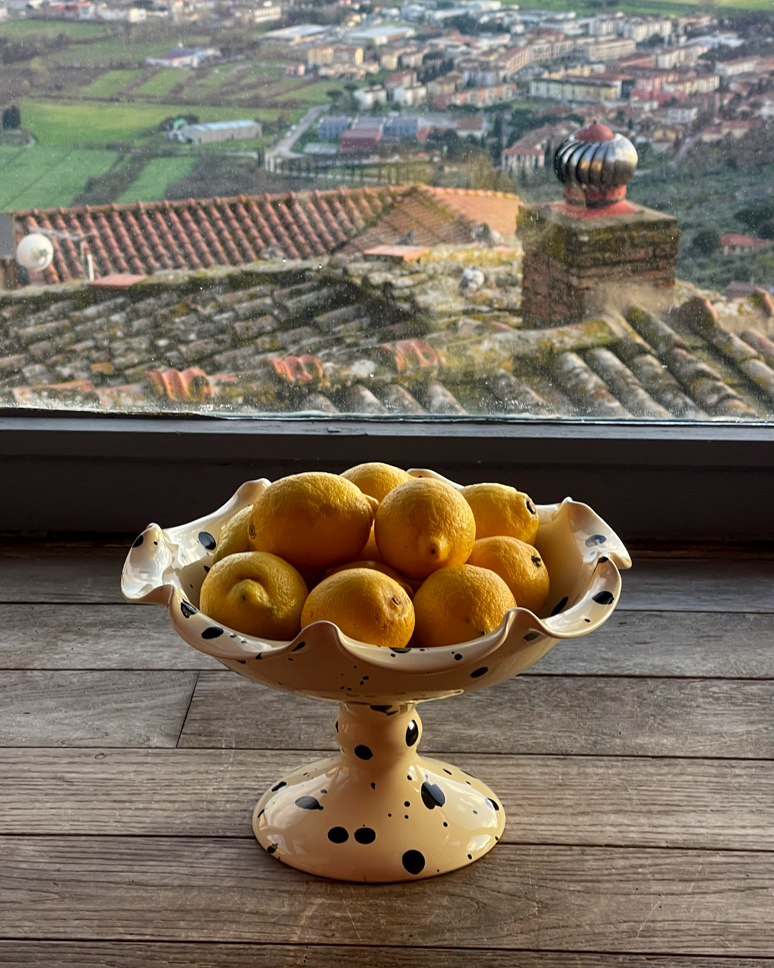 The Curvy Serving Bowl with Stand