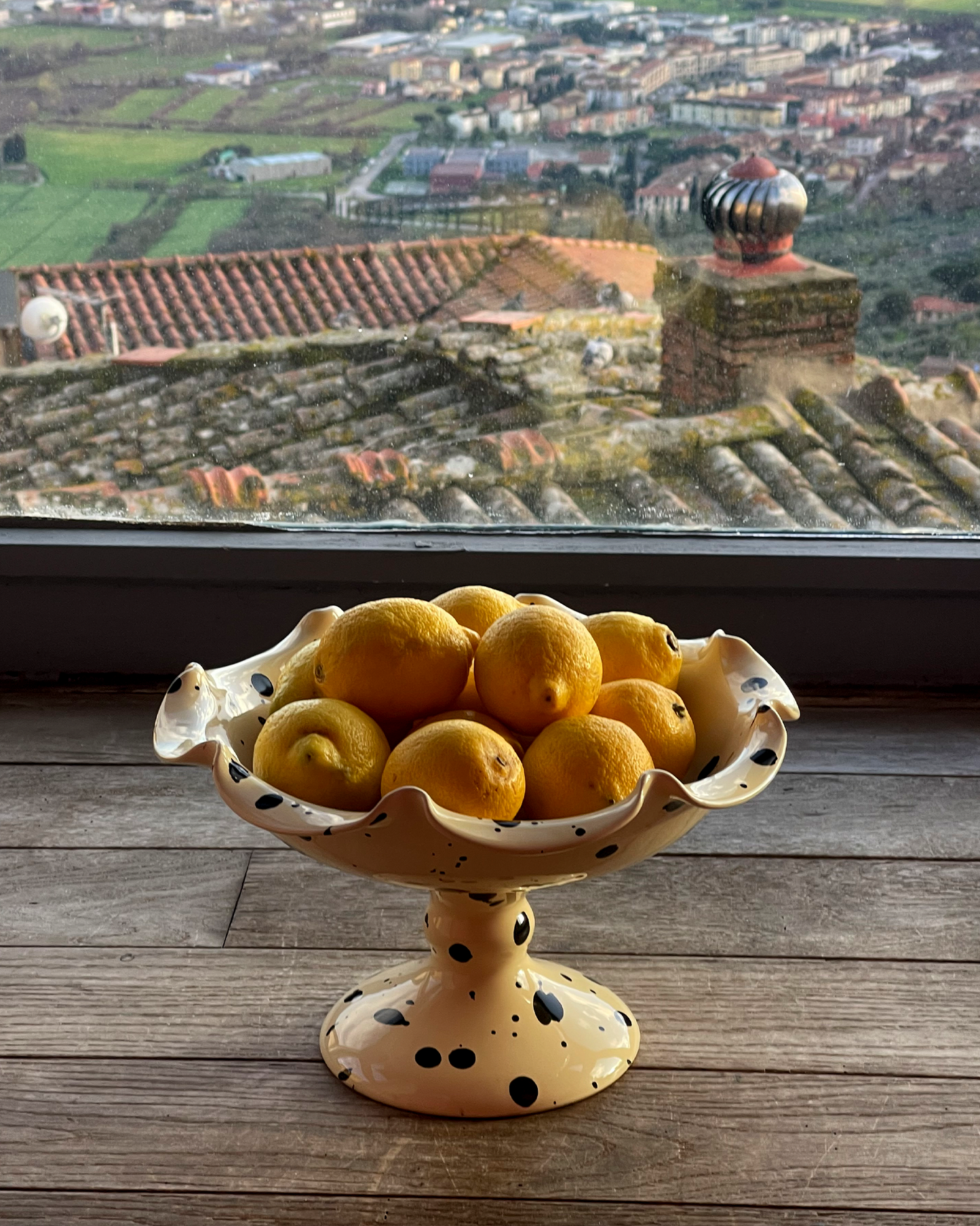 The Curvy Serving Bowl with Stand