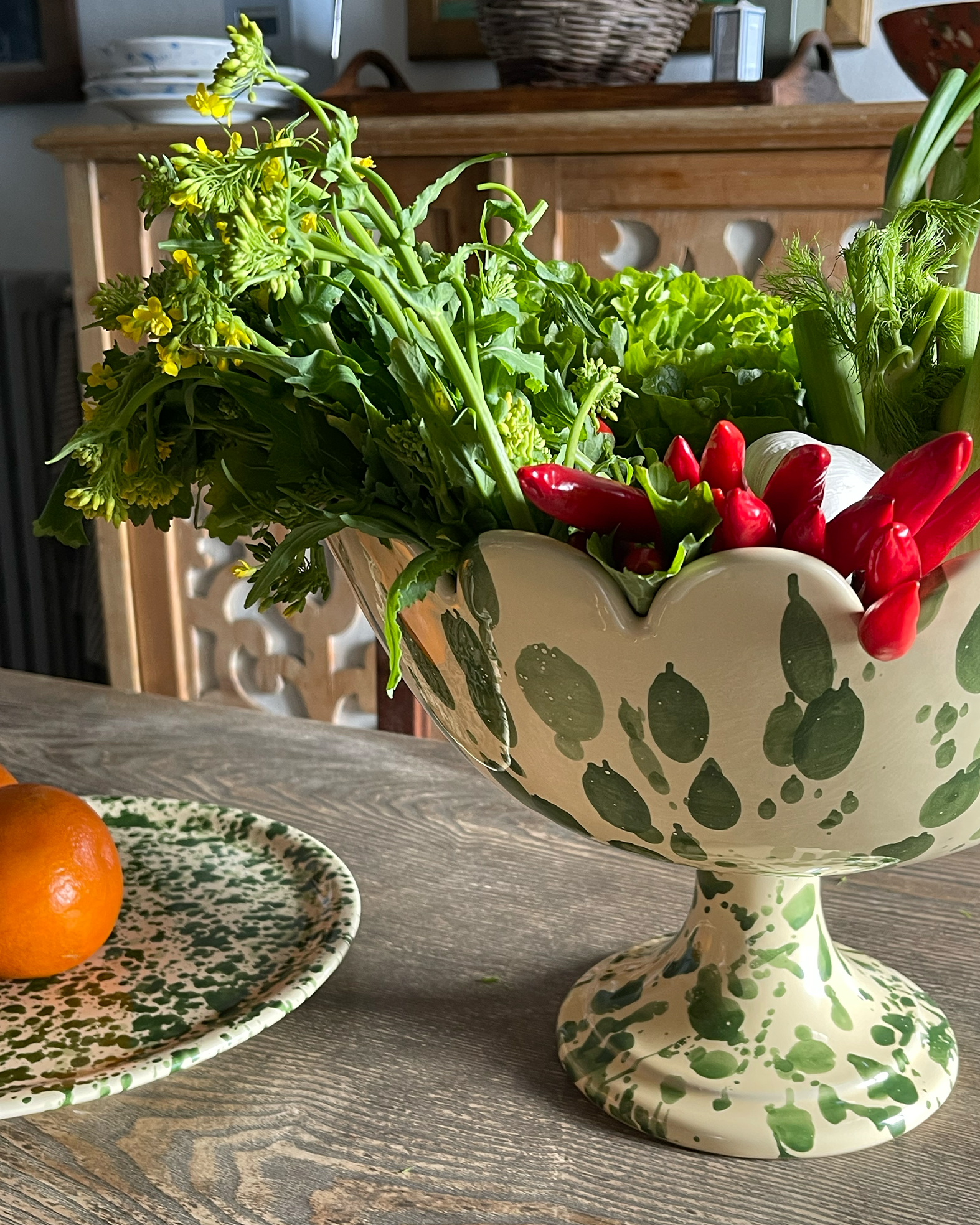 The Scalloped bowl with Stand