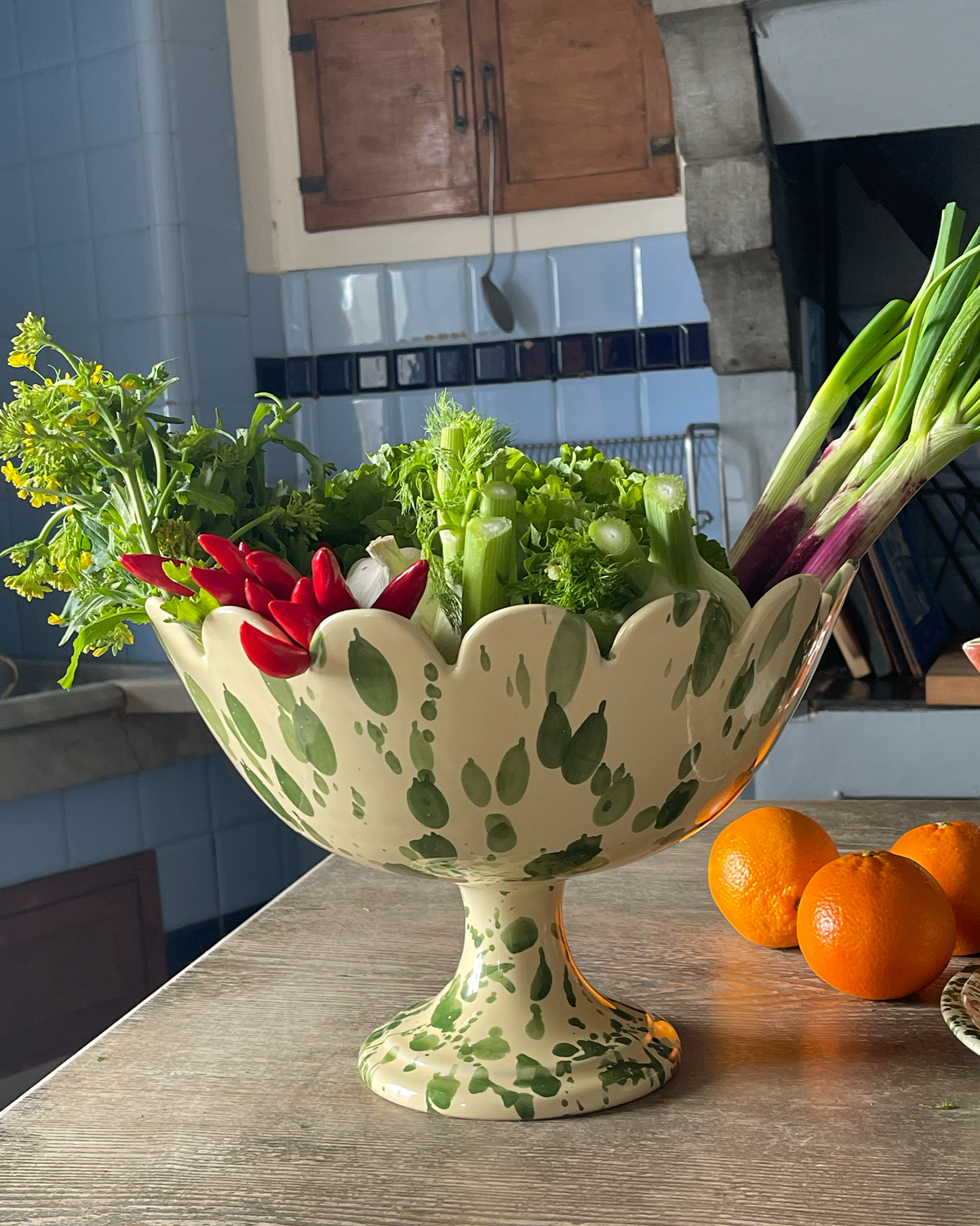 The Scalloped bowl with Stand