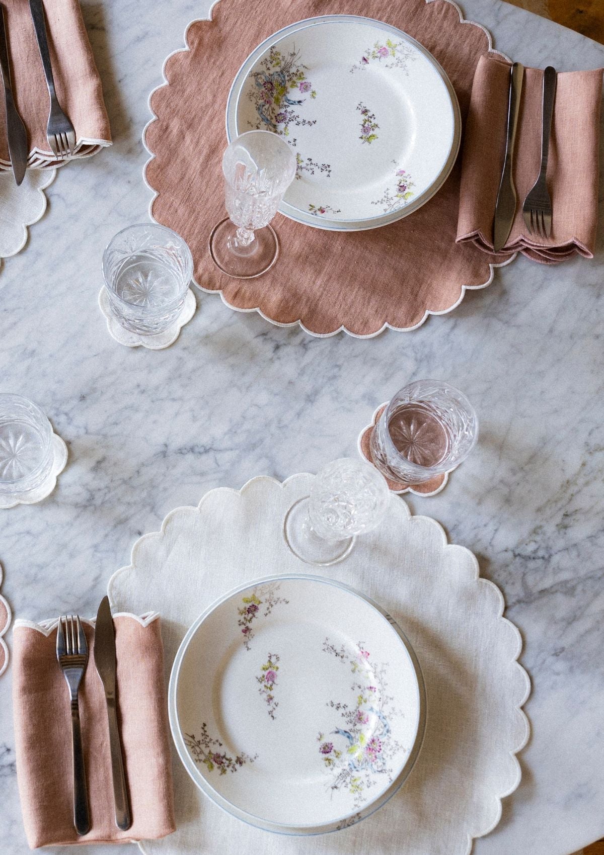 The White Linen Scalloped Round Placemats (Set of 2)