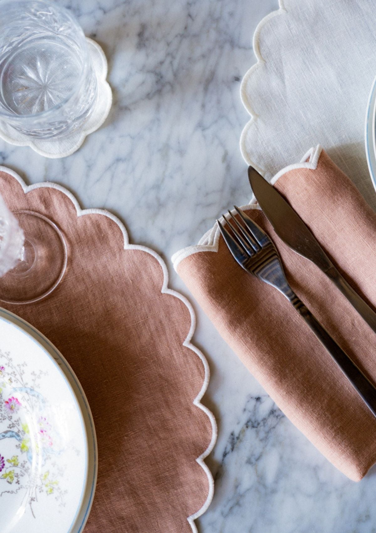 The Blushed pink and White linen scalloped round placemats (set of 2)