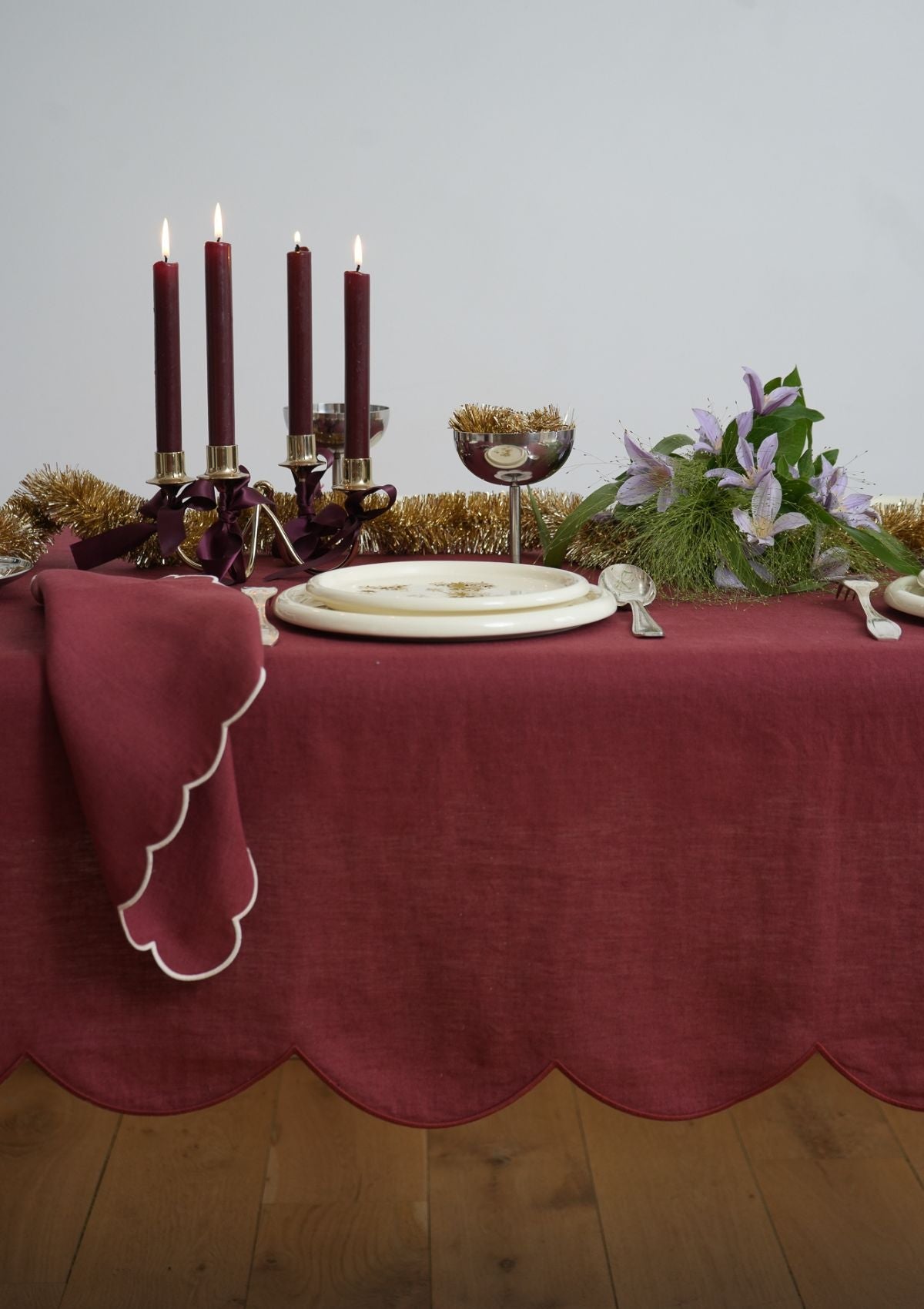 Scalloped Linen Tablecloth in Bordeaux