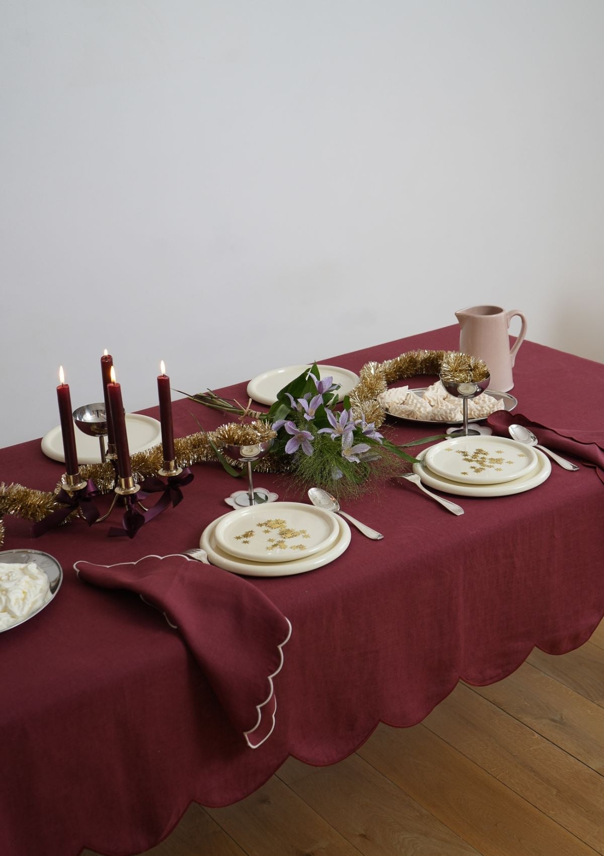 Scalloped Linen Tablecloth in Bordeaux