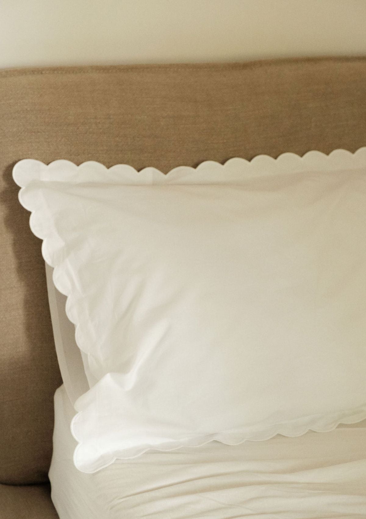 The Scalloped Pillowcases in White Cotton Percale (Set of 2)