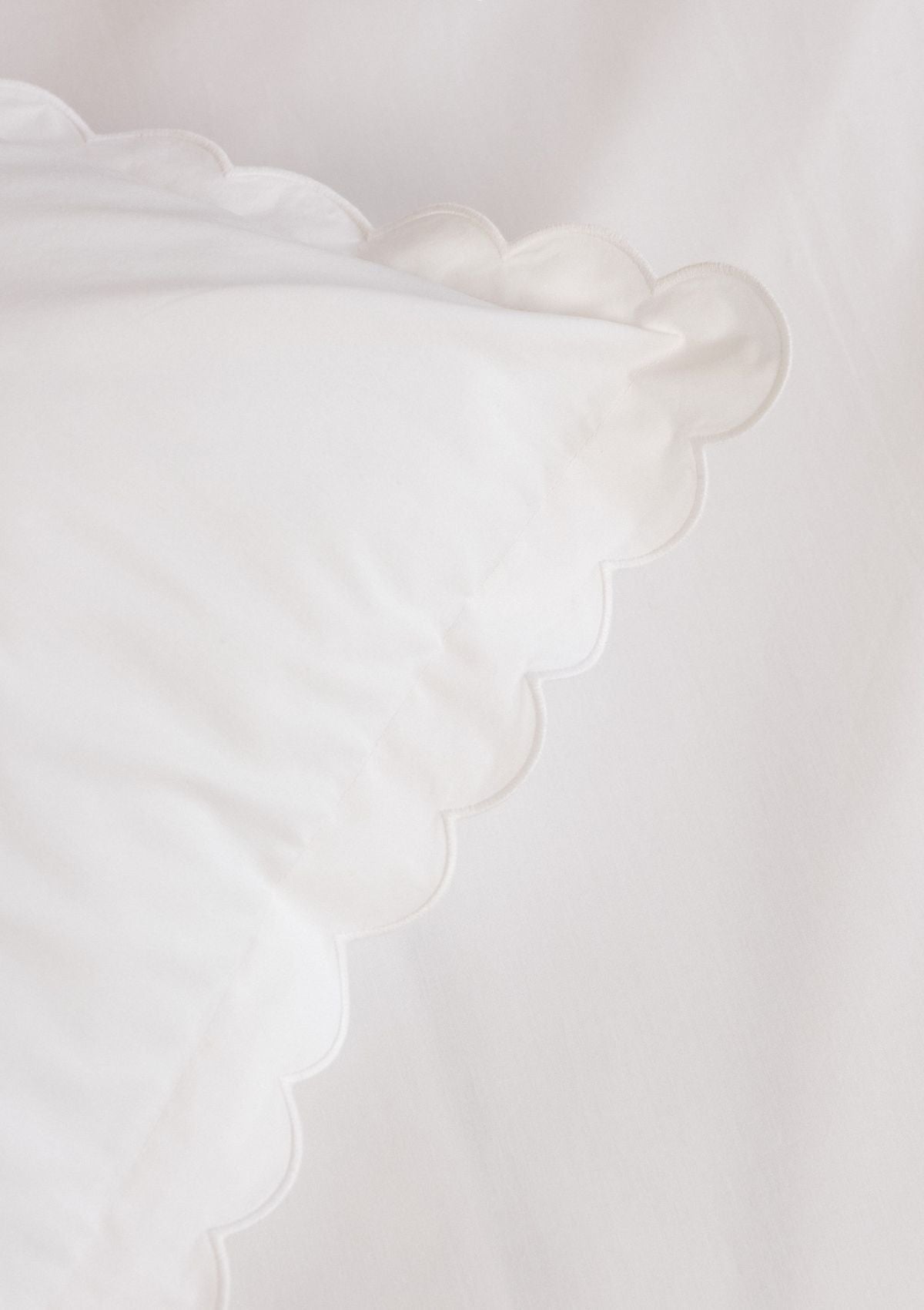 The Scalloped Pillowcases in White Cotton Percale (Set of 2)