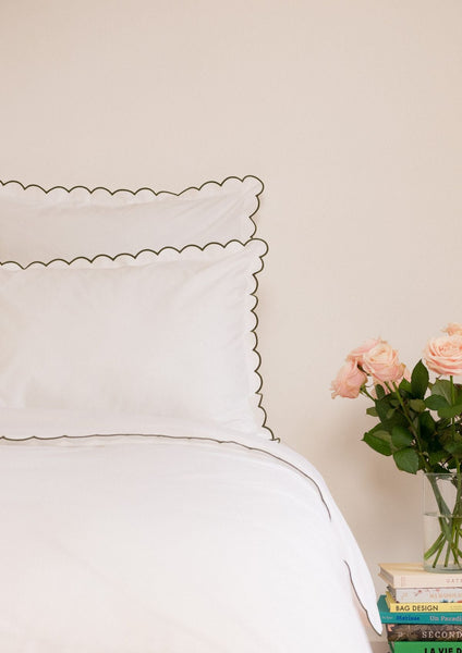 The Scalloped Pillowcases in White & Forest Green Cotton Percale (Set of 2)