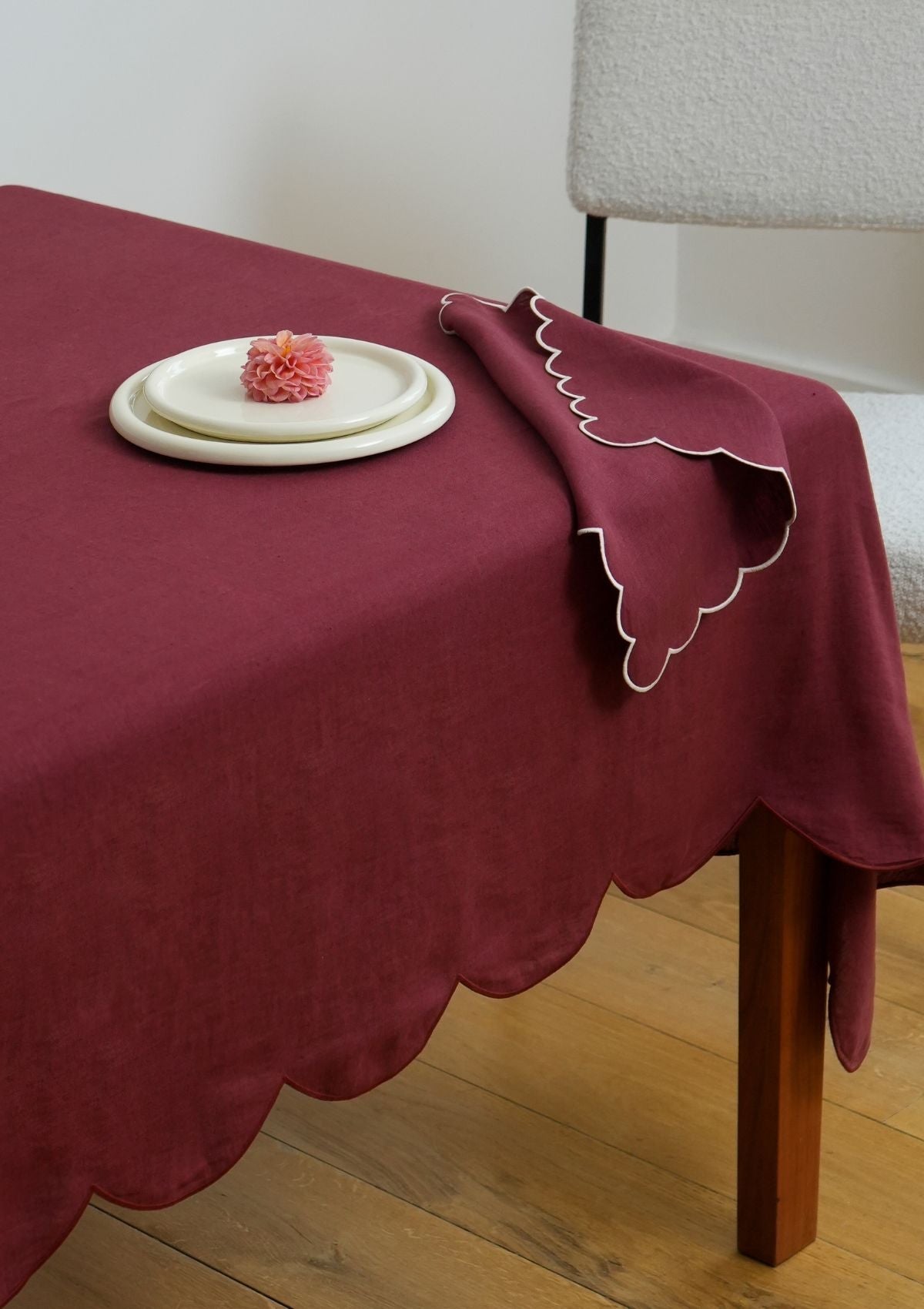 Scalloped Linen Napkins in Burgundy & White