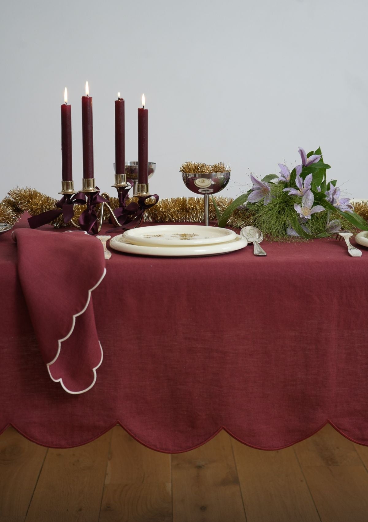 Scalloped Linen Napkins in Burgundy & White