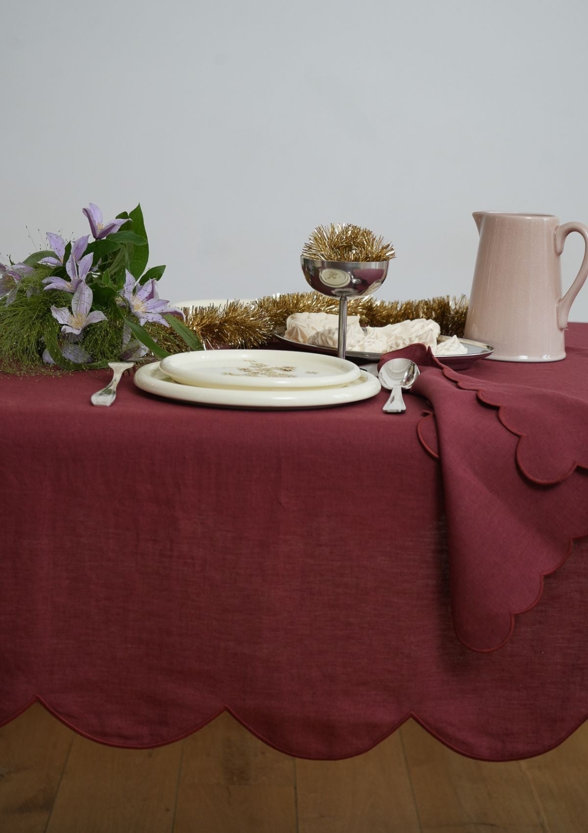 Scalloped Linen Napkins in Burgundy