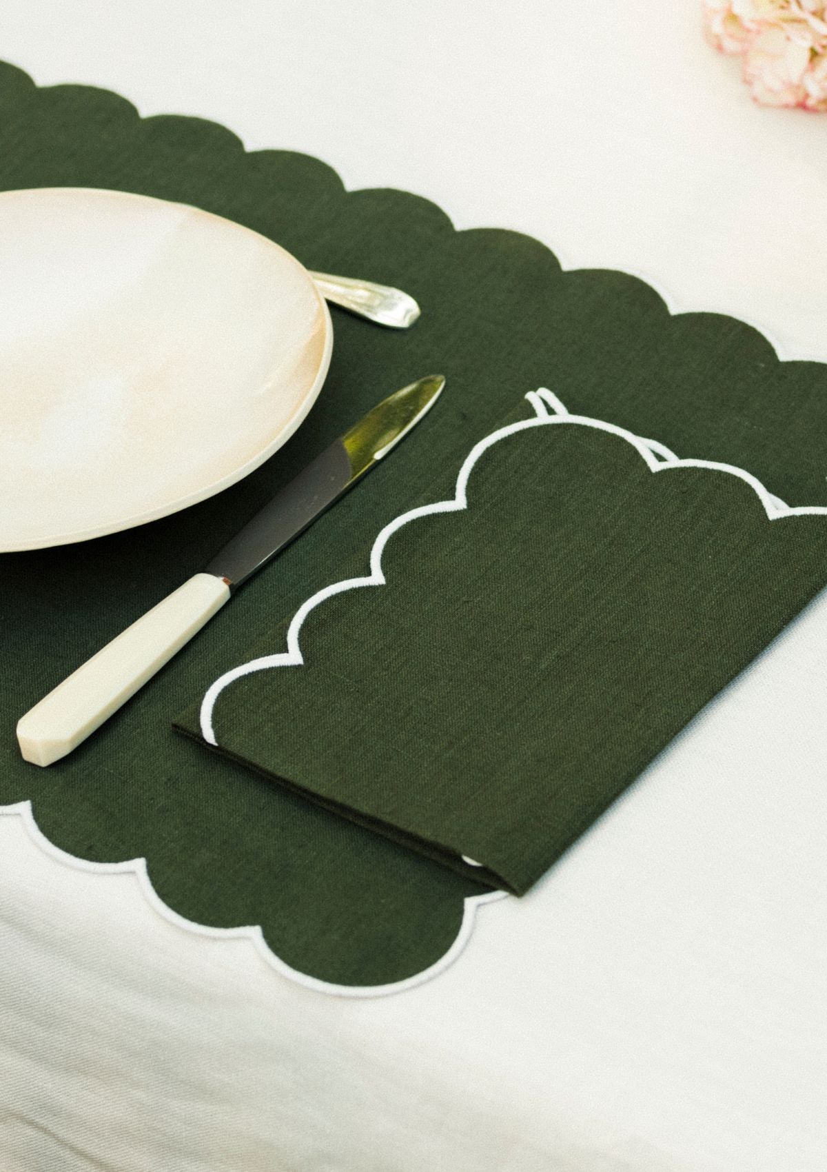 The Forest Green and White Linen Scalloped Napkins (Set of 2)