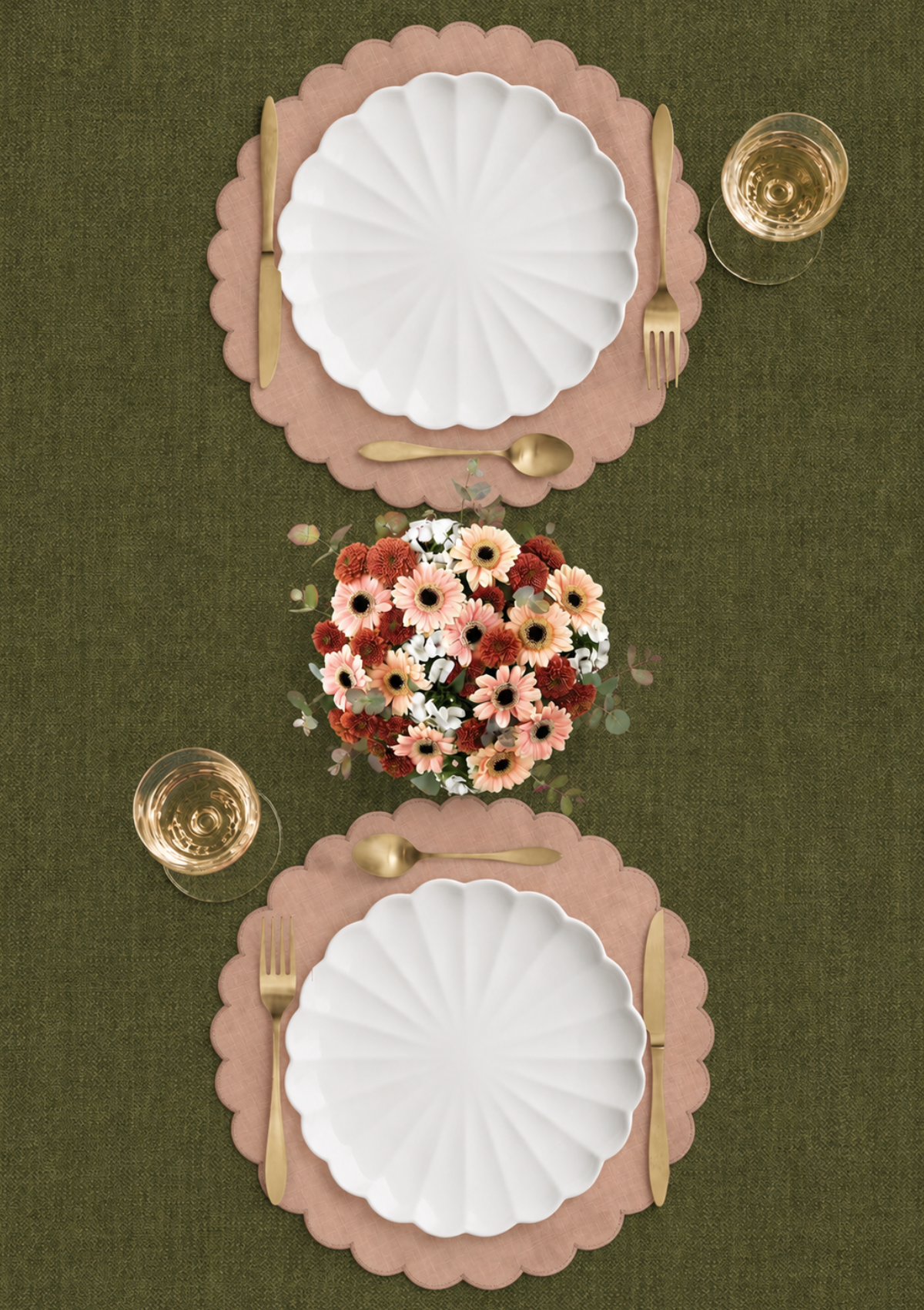 Scalloped Round Linen Placemat in Powder Pink