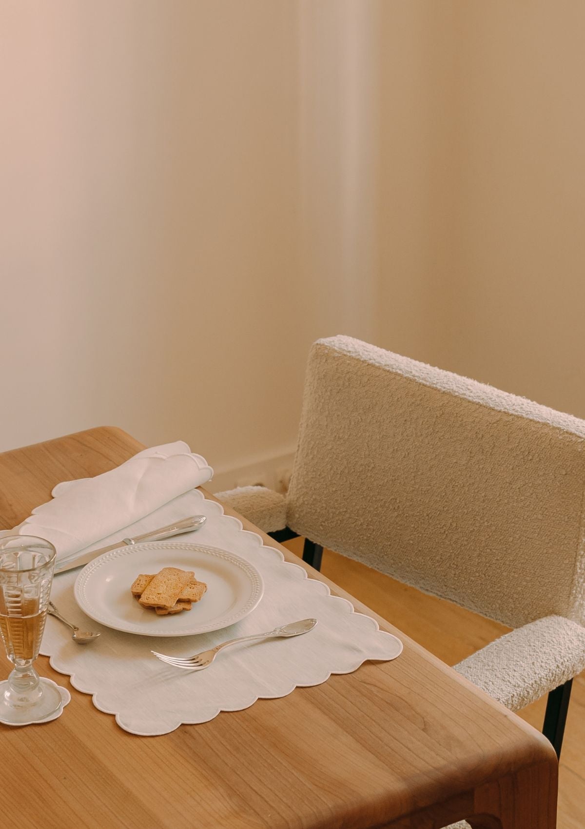 The White Linen Scalloped Rectangular Placemats (Set of 2)