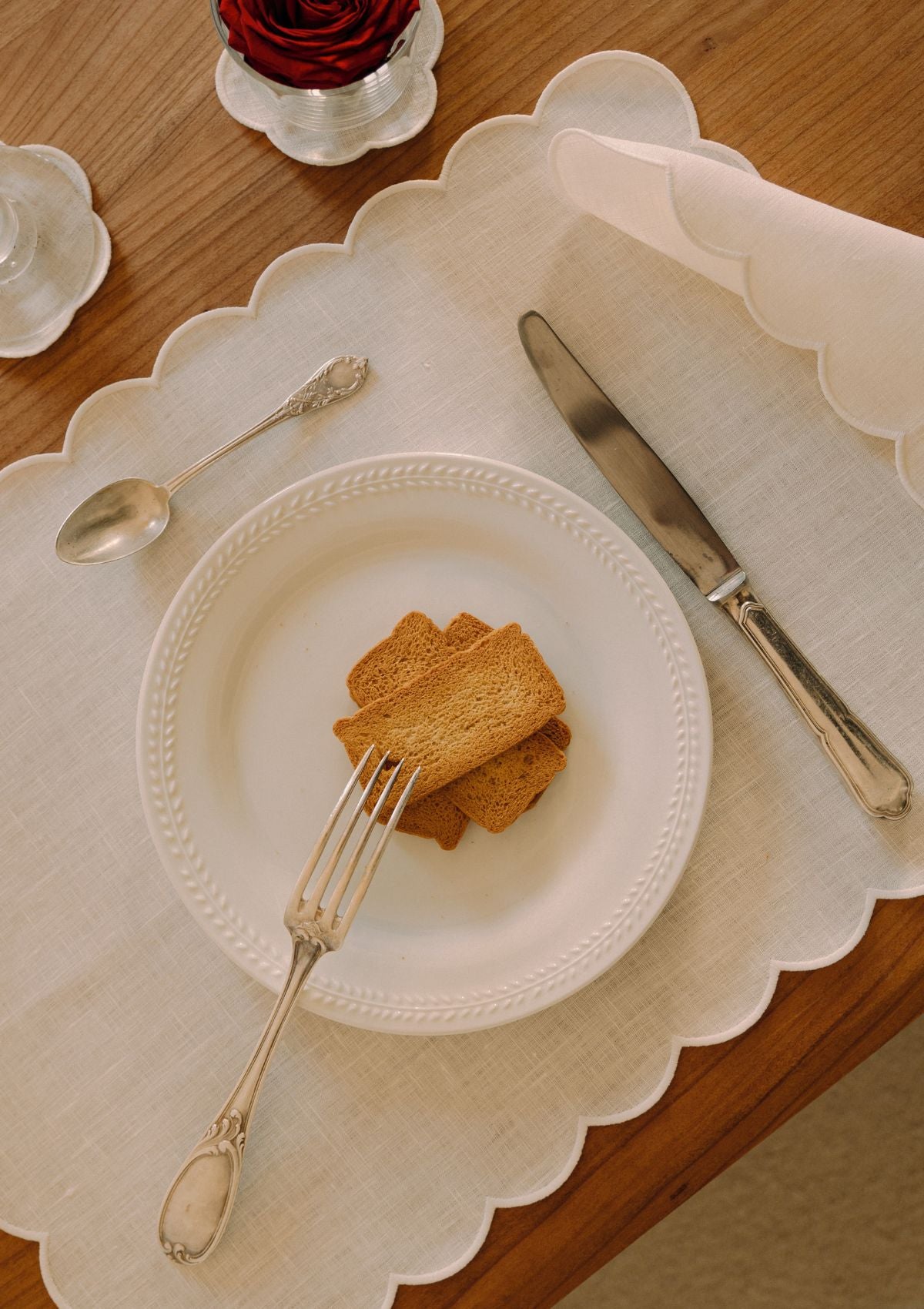 The White Linen Scalloped Rectangular Placemats (Set of 2)