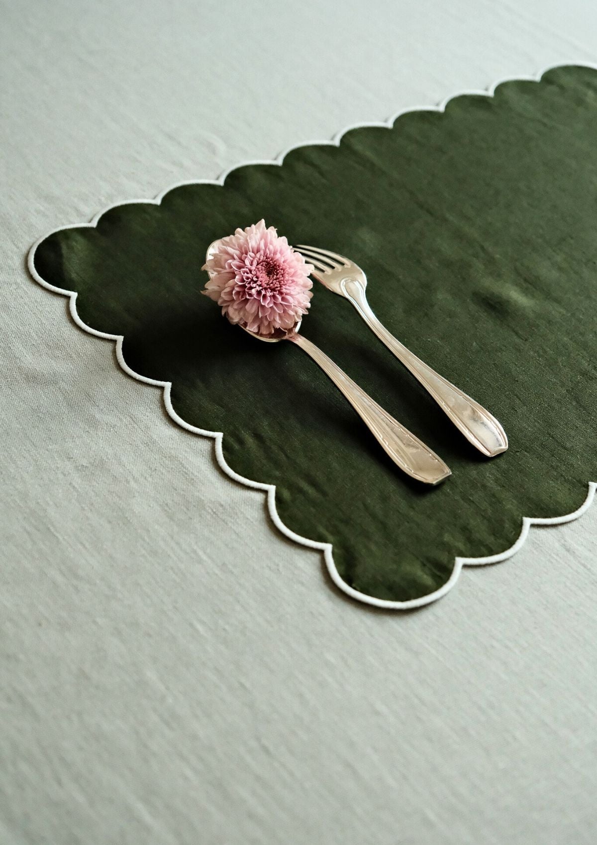 The Forest Green and White Linen Scalloped Rectangular Placemats (Set of 2)