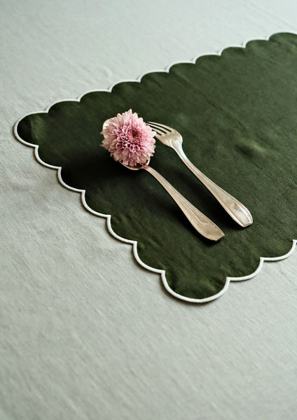 The Forest Green and White Linen Scalloped Rectangular Placemats (Set of 2)