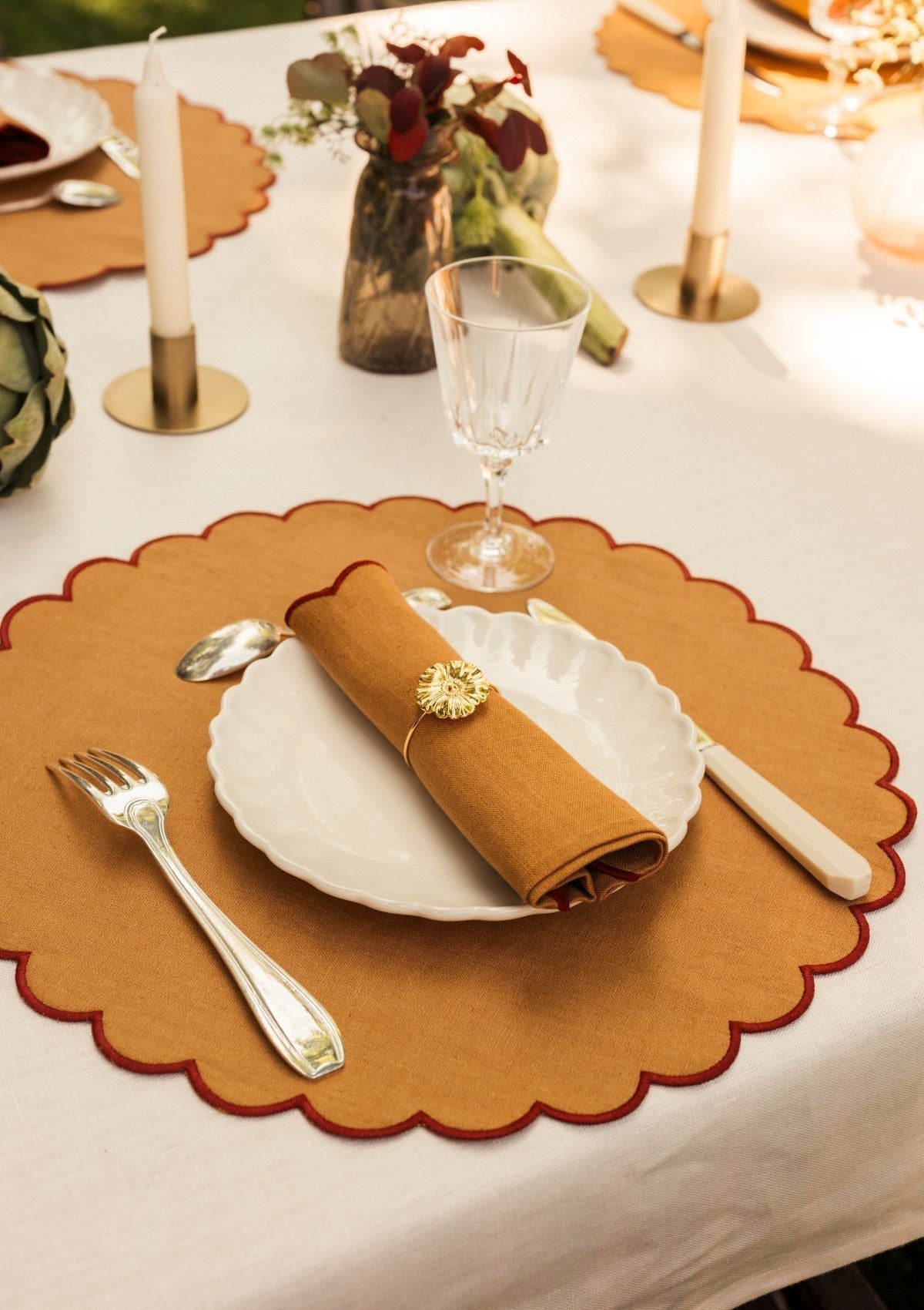 Scalloped Round Linen Placemat in Yellow Ochre & Red Ochre
