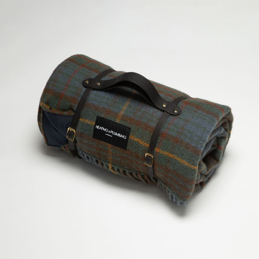 Tartan blanket in wool and black leather strap for classic british picnics