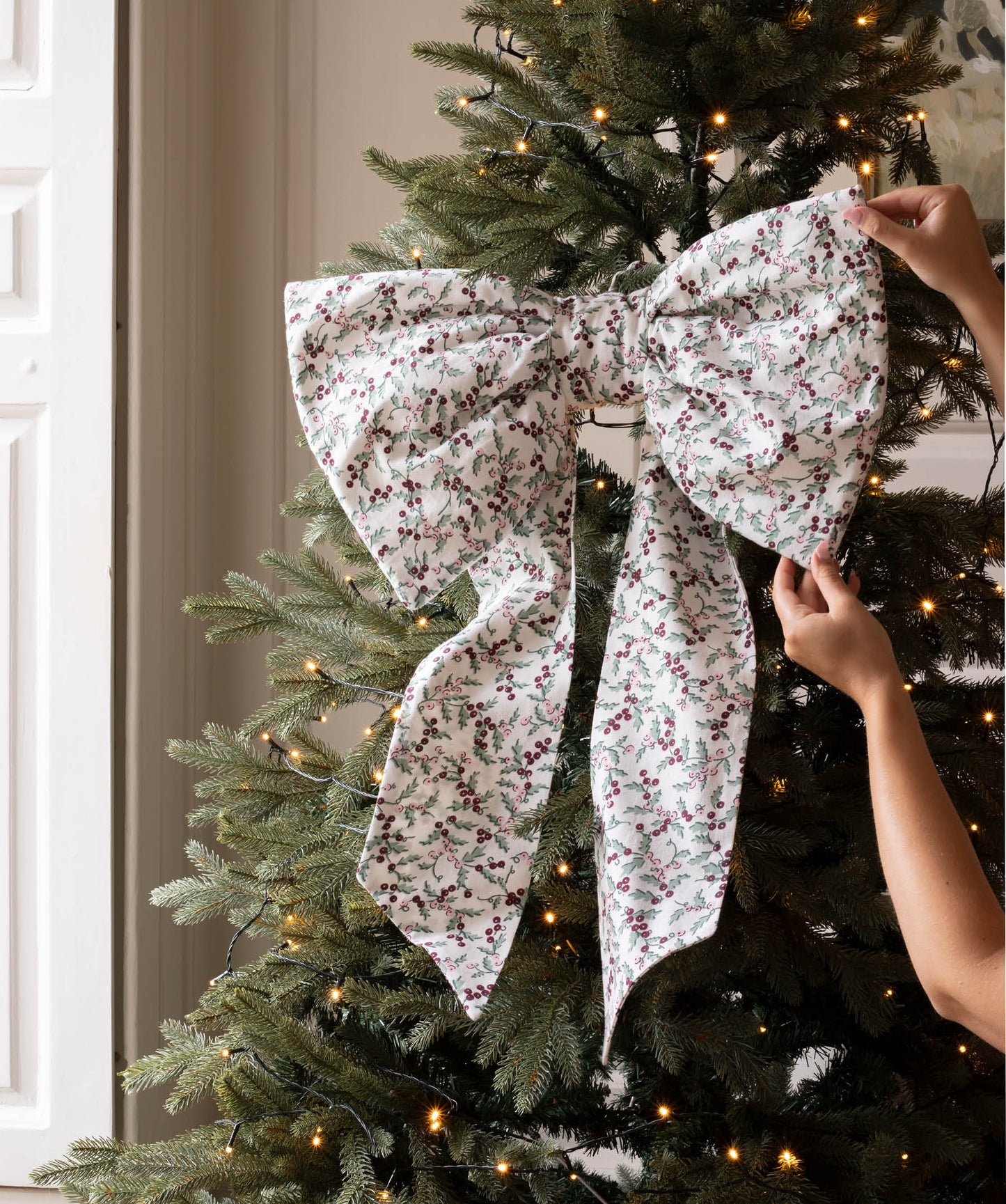 Christmas Hanging Bow - Berry Vines