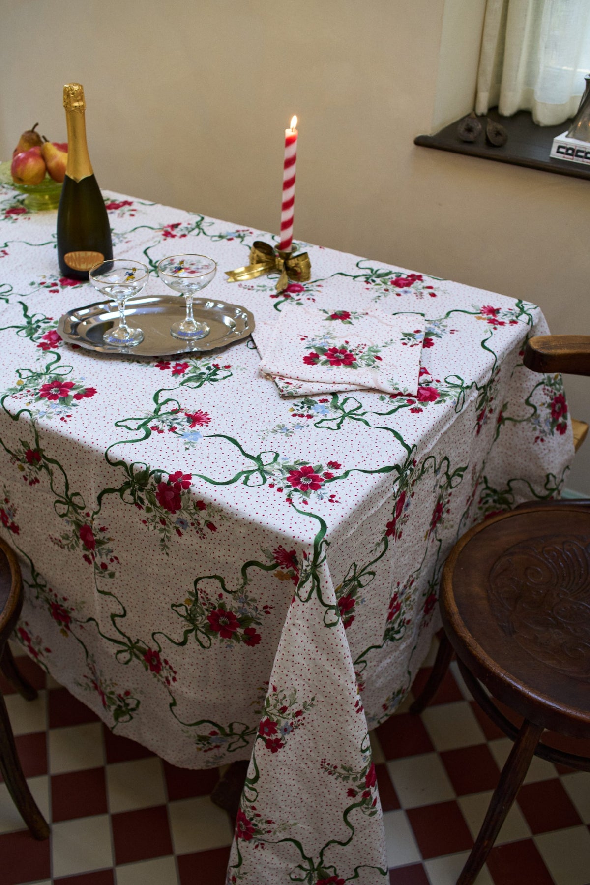 Winter Bouquet Tablecloth Green Bows